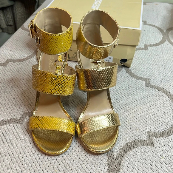 Michael Michael Kors Amos Gold Yellow Metallic Leather Ankle Strap sandals heels - Picture 3 of 17